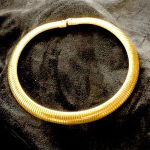 Serpentine gold color choker
